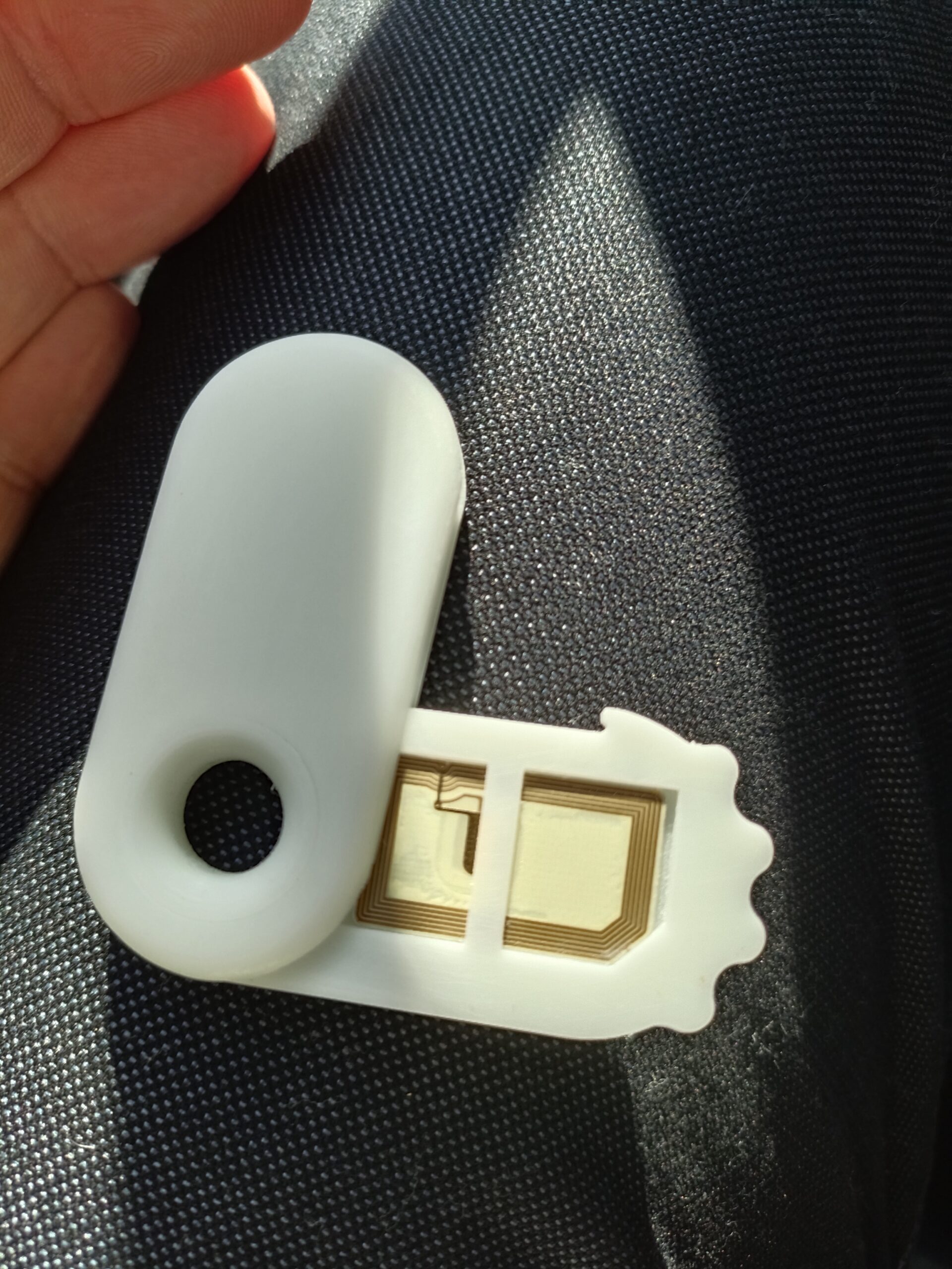 Prototype MonéClip ouvert montrant l’antenne NFC et la puce du brevet FR3092418