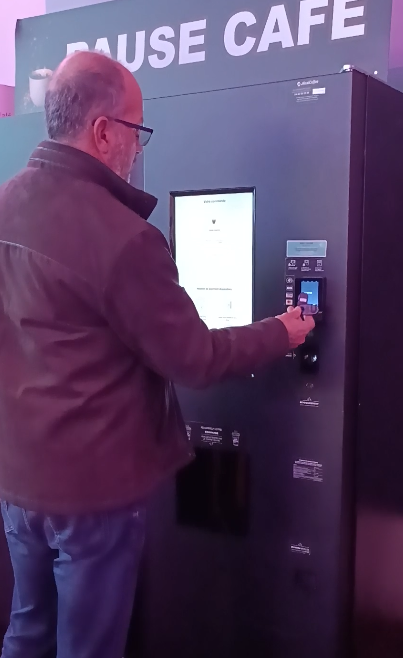 Paiement sans contact sur machine à café avec MonéClip
