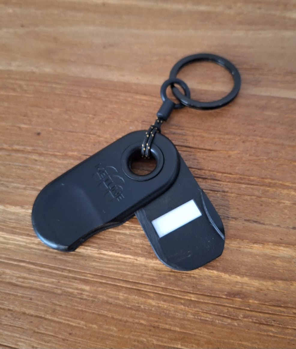MonéClip prototype ouvert montrant l’emplacement de la carte NFC