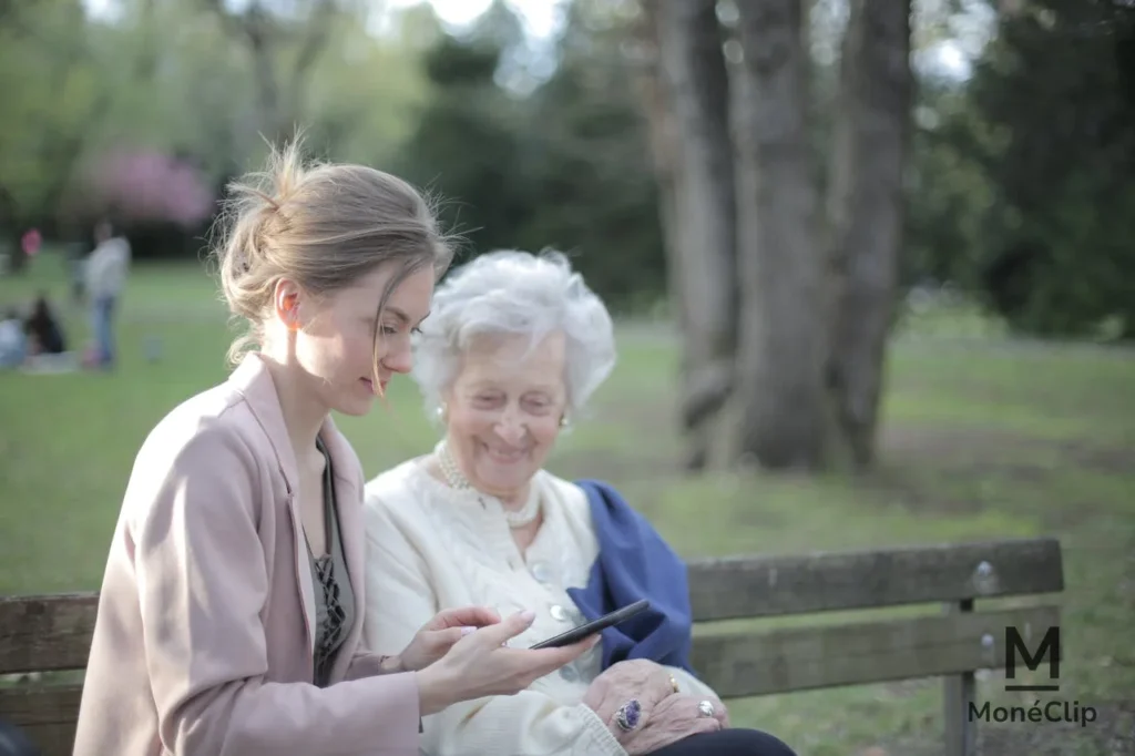 Aidant accompagnant un proche pour un paiement Monéclip