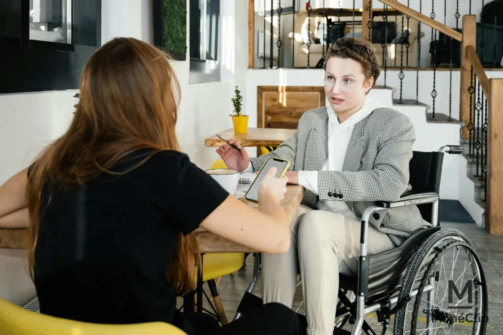 Personne en fauteuil roulant payant un café avec Monéclip