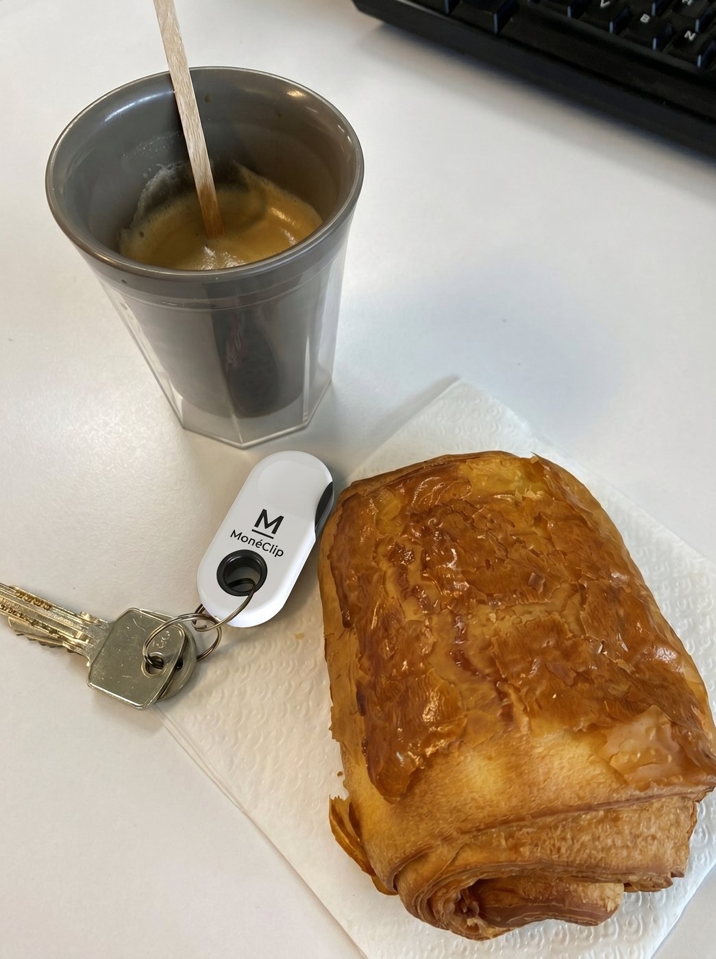 MonéClip blanc sur trousseau de cles avec cafe et pain au chocolat